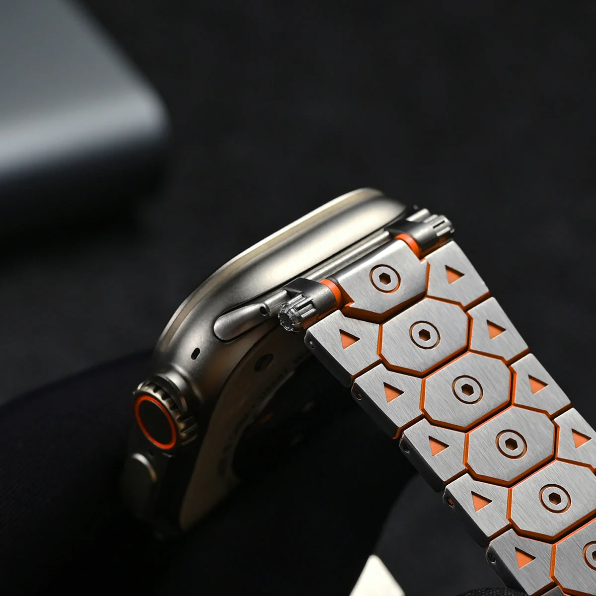CLAIRS TITANIUM APPLE WATCH BAND - Image 4
